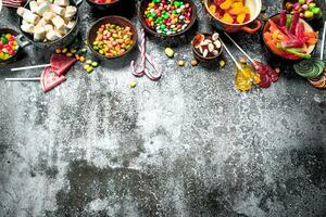 multicolore caramella, gelatina e marshmallows nel un' ciotola. foto