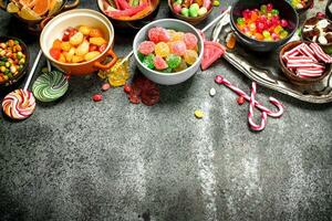 multicolore caramella, gelatina e marshmallows nel un' ciotola. foto