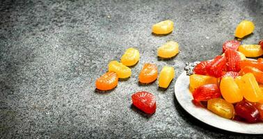 frutta caramelle su un' acciaio vassoio. foto