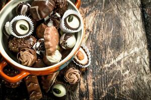 cioccolato caramelle nel un' ciotola. foto