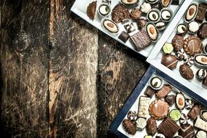 cioccolato caramelle nel un' scatole foto