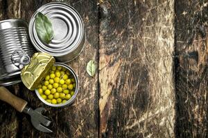 in scatola verde piselli nel un' lattina può con apriscatole. foto