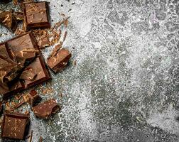 pezzi di buio cioccolato. foto