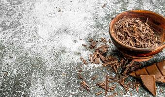 grattugiato cioccolato nel un' ciotola. foto