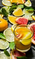 il succo a partire dal agrume frutta - Uva, arancia, mandarino, Limone, lime nel il bicchiere. foto