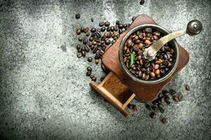 vecchio smerigliatrice manuale con caffè fagioli. foto