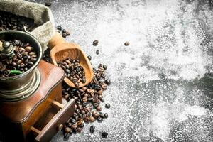 mano macinino con caffè fagioli. foto