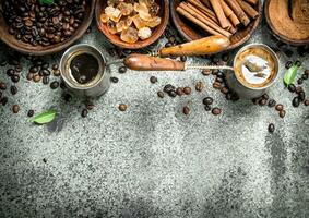 caffè sfondo. caffè nel tacchino con cristalli di zucchero, cannella e terra caffè. foto