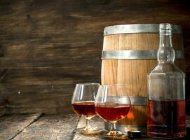 barile con bicchieri di francese Cognac. foto