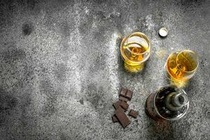 Cognac con amaro cioccolato. foto