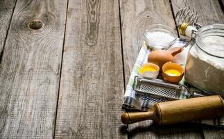 preparazione di il Impasto. ingredienti per il Impasto - latte, uova, Farina su il stoffa. foto