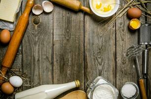 preparazione di il Impasto. ingredienti per il Impasto - latte, Farina, uova e diverso utensili . foto