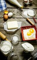 preparazione di il Impasto. ingredienti per il Impasto - latte, crema, Burro, Farina, sale, uova e diverso Strumenti. foto