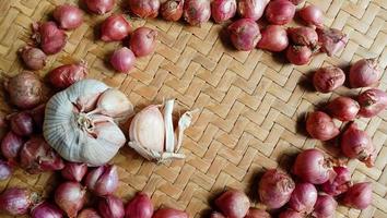 foto di spezie sotto forma di scalogno, aglio, peperoncino