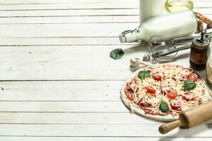 preparazione di Pizza con vario ingredienti. foto