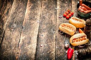 strada cibo. fresco caldo cani con peperoni, cipolle e pomodori. foto