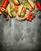 veloce cibo menù. hot dog con cipolle, peperoni, pomodori e verdura vestito con ketchup e mostarda. foto