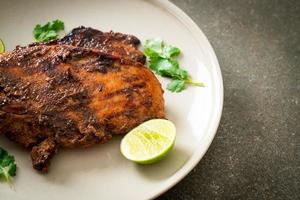 pollo jerk giamaicano alla griglia piccante - stile alimentare giamaicano