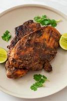 pollo jerk giamaicano alla griglia piccante - stile alimentare giamaicano