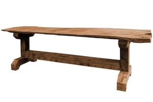tavolo in legno isolato.