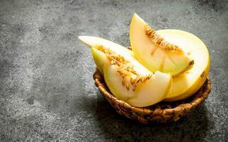 fresco melone nel il cestino. foto