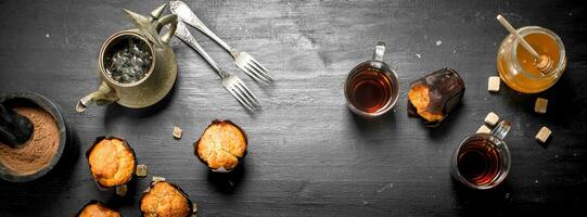 frutta muffin con fragrante tè. foto