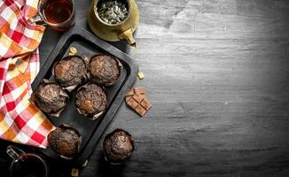 cioccolato muffin con fresco tè. foto