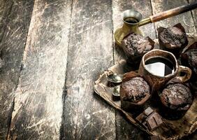 cioccolato muffin con caldo caffè. foto