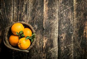 fresco arance nel un' di legno benna. foto