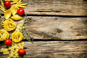 asciutto pasta con ciliegia pomodori e erba. foto