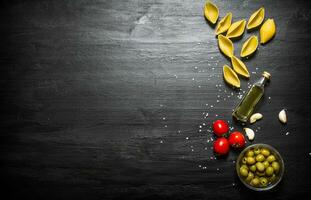 pasta sfondo. asciutto pasta con oliva olio e pomodori. foto