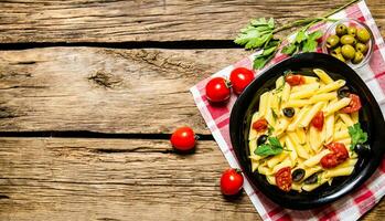 pasta con pomodori, olive e erbe aromatiche. foto