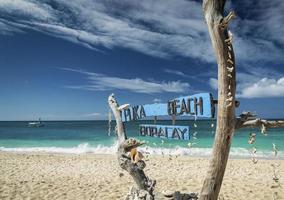 famosa vista sulla spiaggia di puka sul paradiso tropicale dell'isola di boracay nelle filippine foto