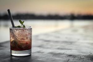 cocktail misto di caipirinha alla fragola nel bar all'aperto di vientiane laos lungo il fiume al tramonto?