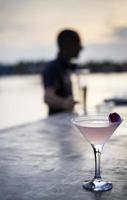 Cocktail esotico con vodka martini al litchi e gelsomino all'asiatico Sunset Bar