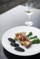 Red snapper filetto di pesce con verdure e riso nero con semi di sesamo nero piatto fusion asiatico moderno nel ristorante melbourne australia foto