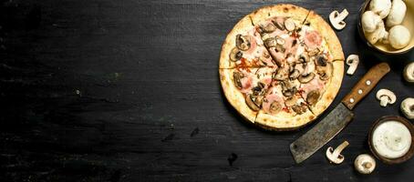 Pizza con prosciutto, funghi e formaggio. foto