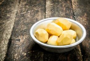 pelato patate nel un' ciotola. foto