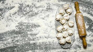 ravioli con un' rotolamento perno su un' pietra In piedi. foto