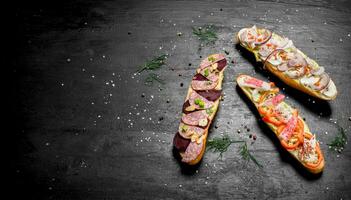 panini con Bacon, salame, Granchio carne e verdure. foto
