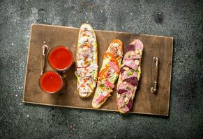 fresco panini con pomodoro succo su un vecchio vassoio. foto