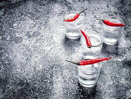Vodka scatti con caldo peperoni. foto
