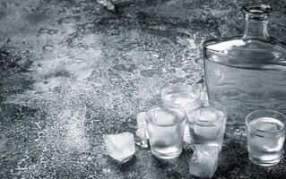Vodka con ghiaccio nel occhiali. foto