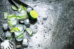 Vodka con pezzi di lime e ghiaccio cubi. foto