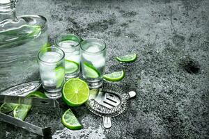 Vodka con pezzi di lime e ghiaccio cubi. foto
