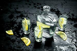 Vodka nel bicchieri con Limone e Ghiaccio. foto