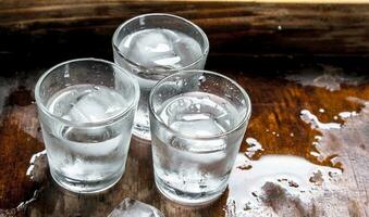 Vodka scatti con ghiaccio foto