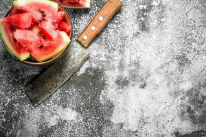 pezzi di fresco anguria nel un' ciotola. foto