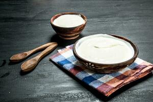 naturale latte Yogurt nel un' ciotola con un' cucchiaio. foto