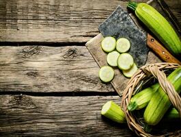 affettato zucchine e un vecchio accetta . foto